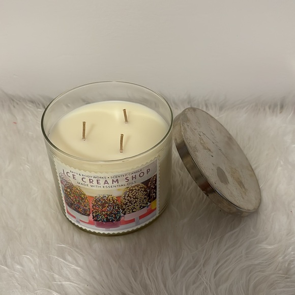 Ice Cream Shop 3-Wick Candle from Bath & Body Works 🍦💕🍩 - Picture 2 of 4